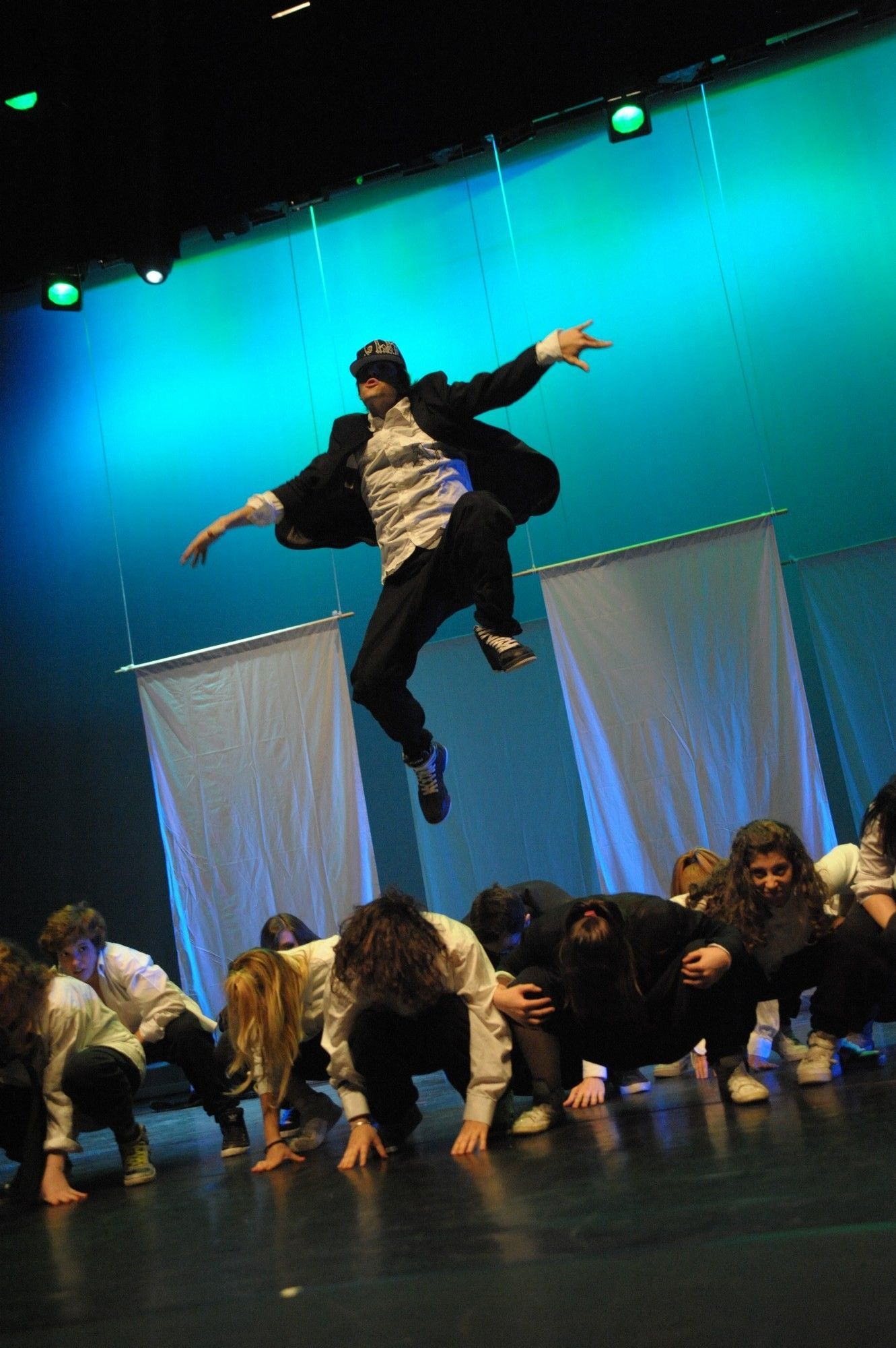 Un uomo con una camicia nera sta facendo uno spaccato su un palco