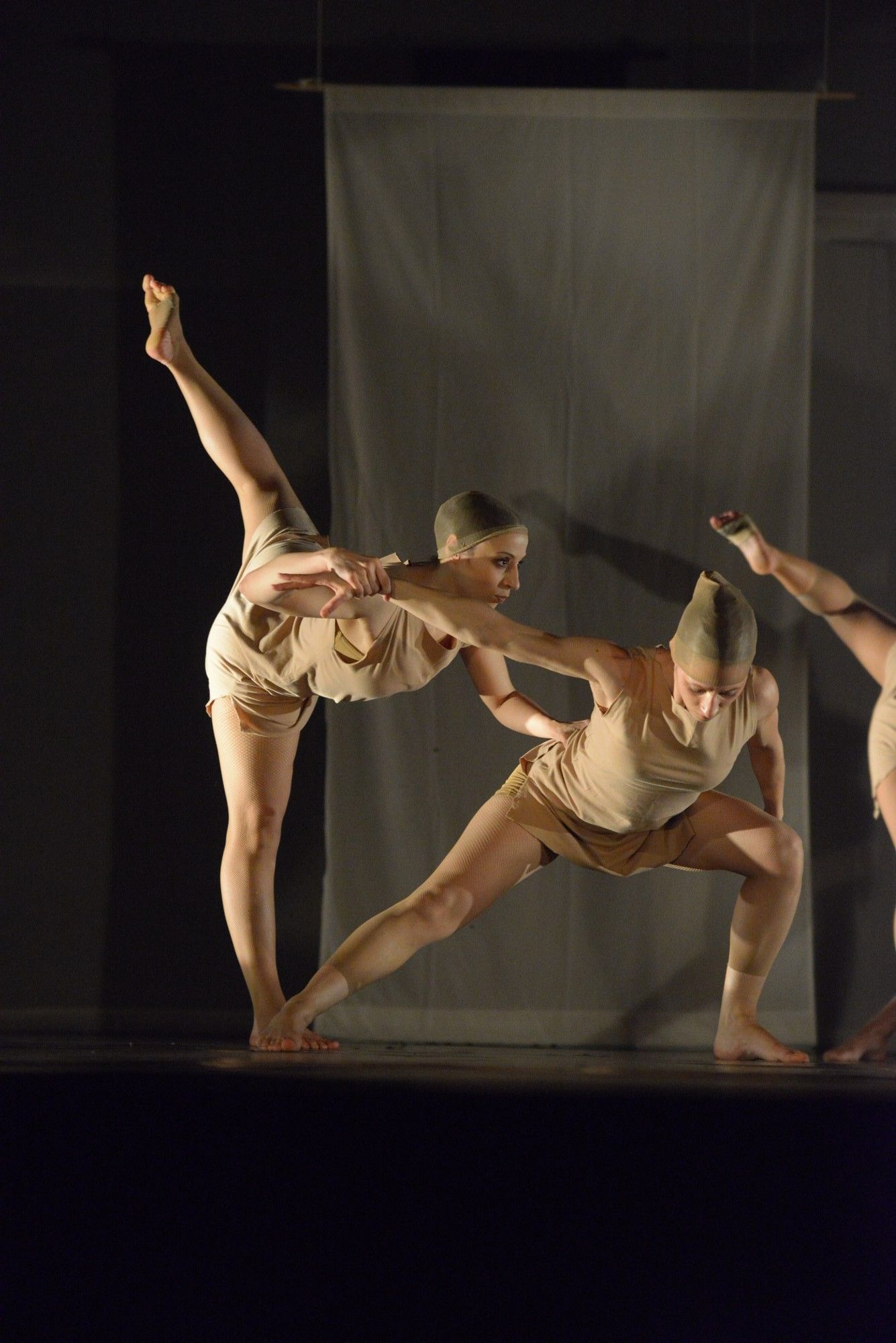 Un paio di persone che fanno acrobazie aeree su un palco