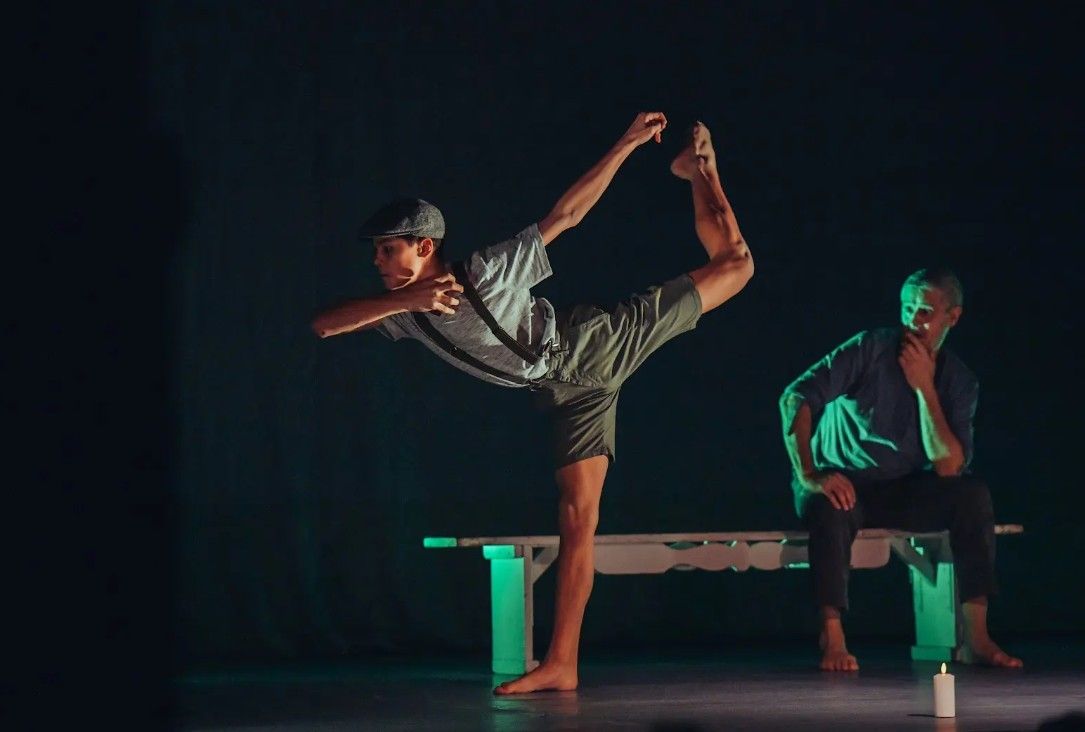 Una donna sta ballando su un palco con luci viola.