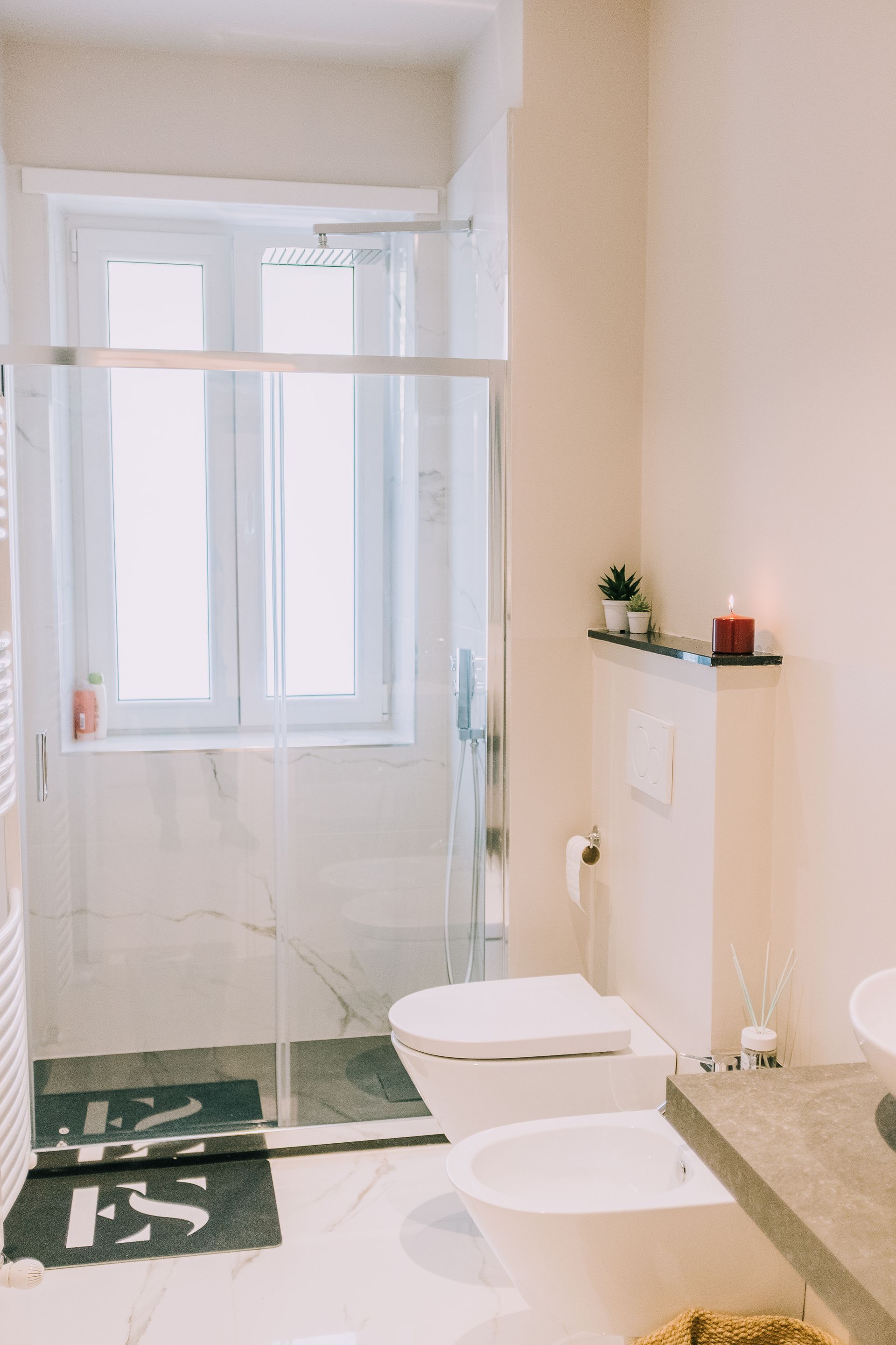 Un bagno con wc, bidet e doccia.