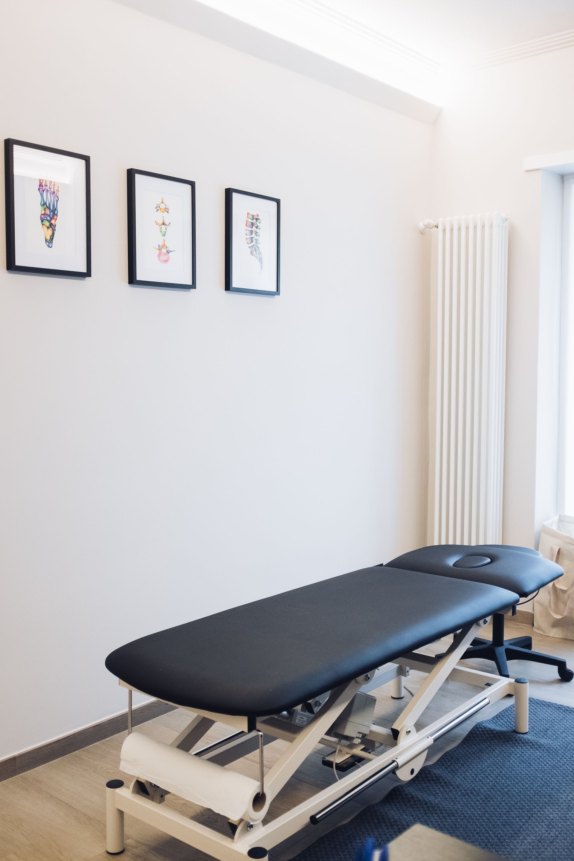 C'è un lettino da massaggio in mezzo alla stanza.