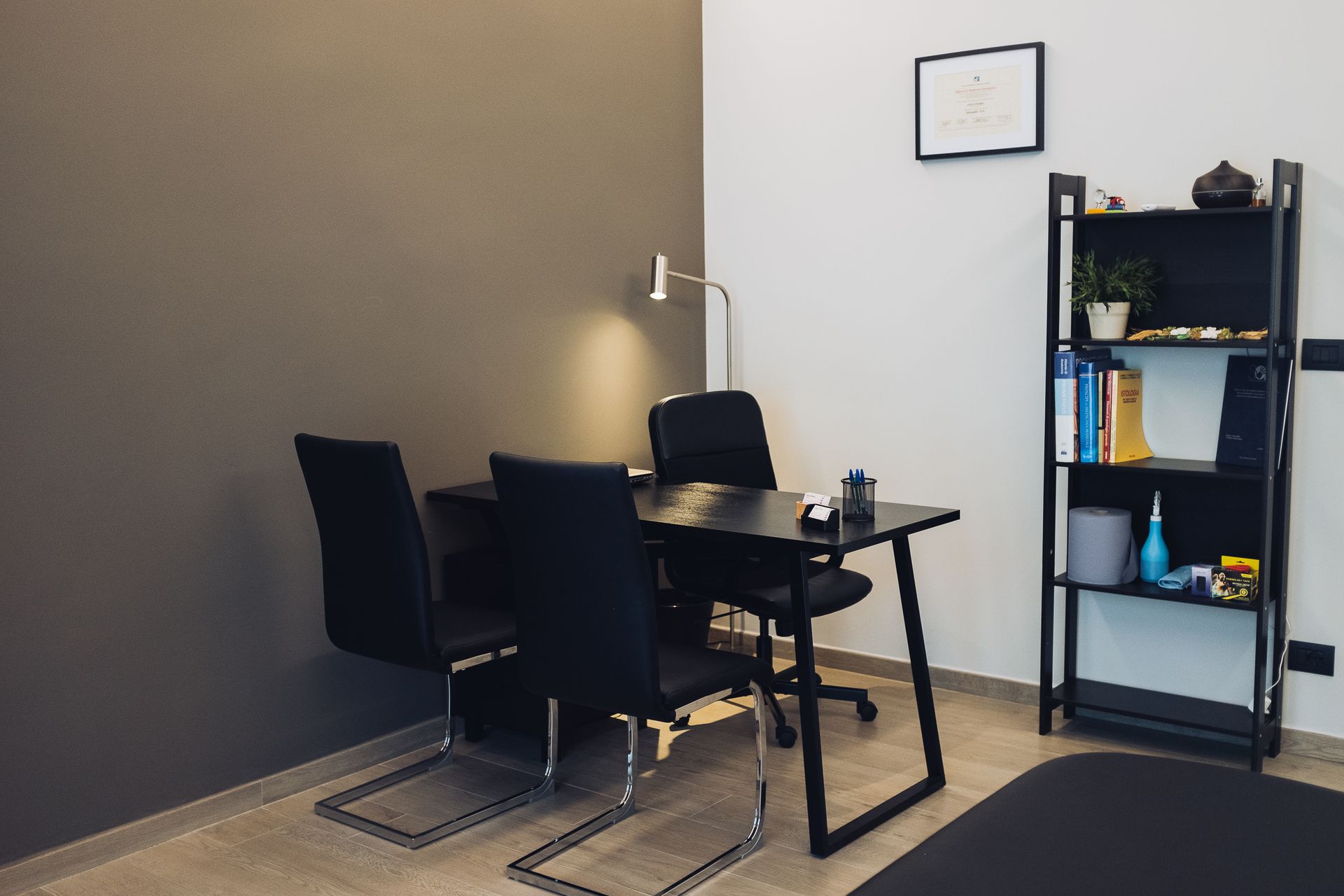 Una stanza con una scrivania e delle sedie