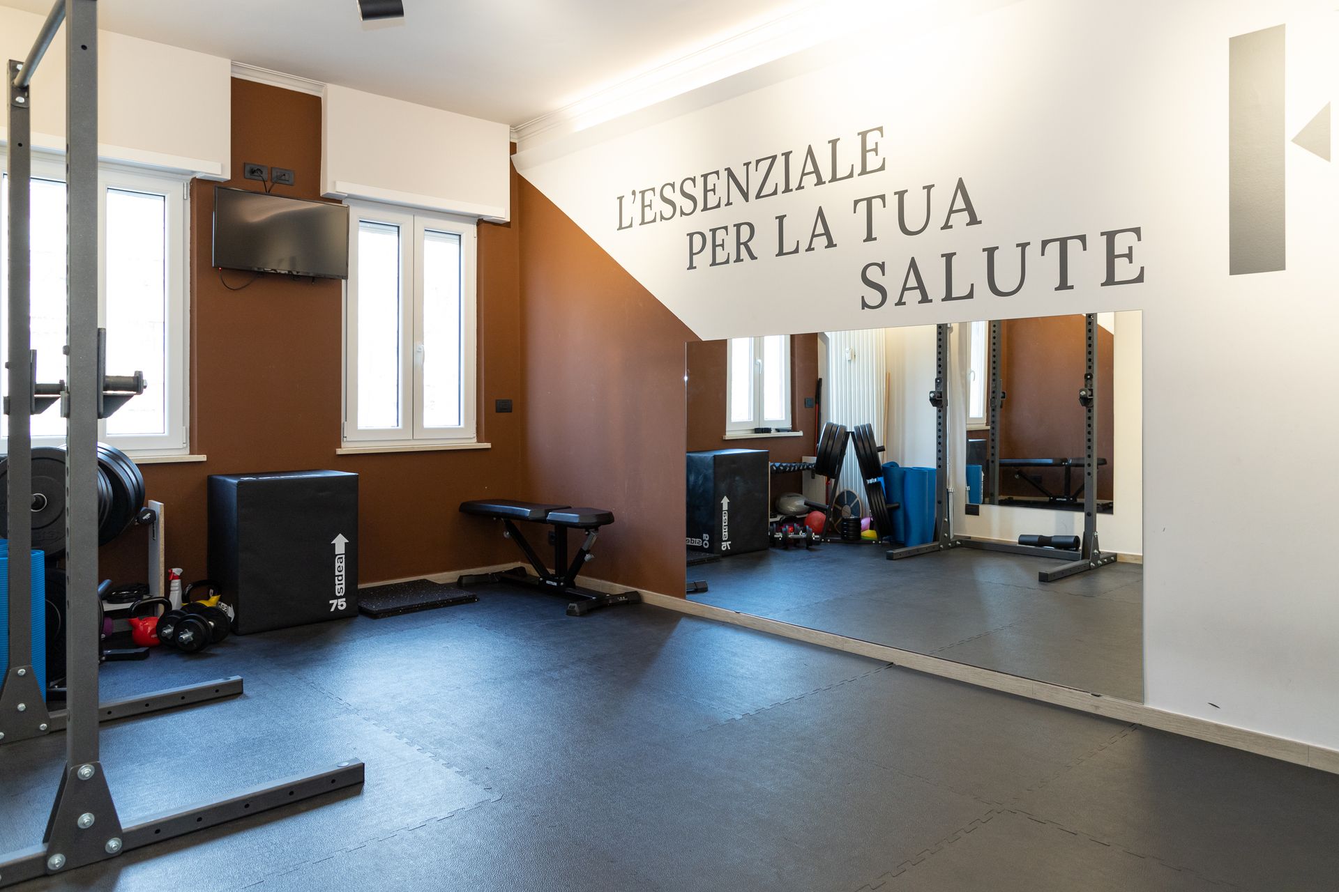 Una palestra con un cartello sul muro che dice l'essenziale per la tua salute