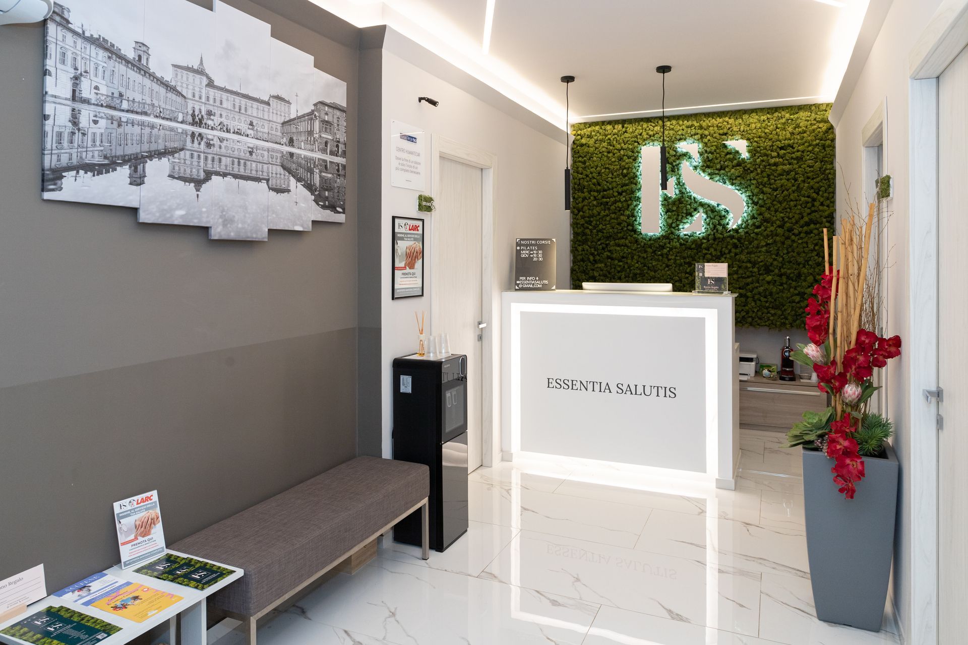 C'è un dipinto sul muro sopra il banco della reception.