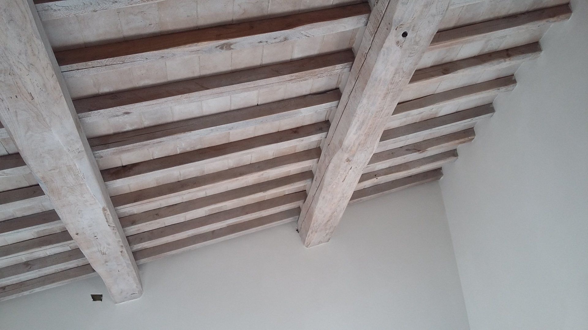 soffitto in legno verniciato