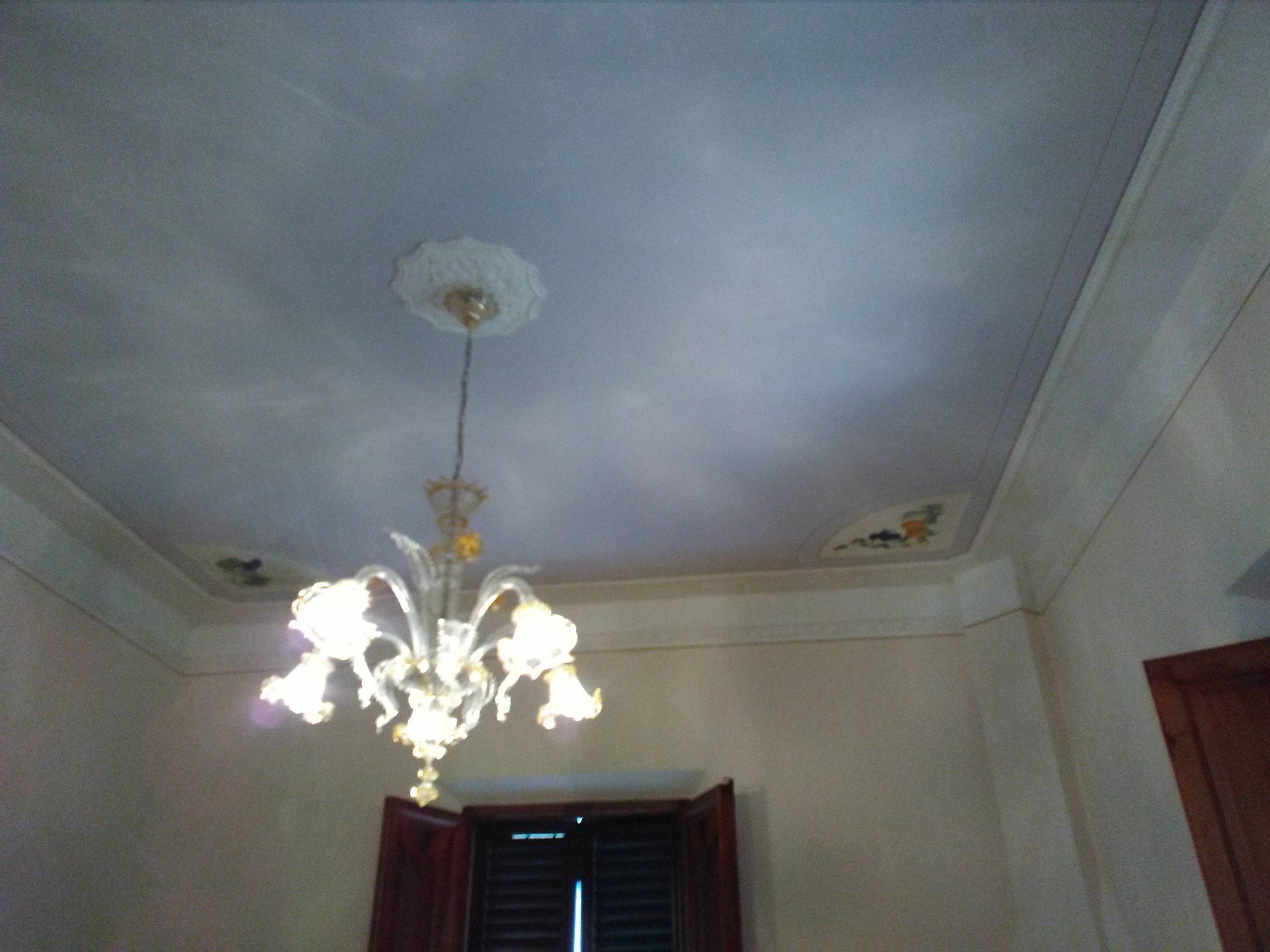 soffitto celeste con lampadario