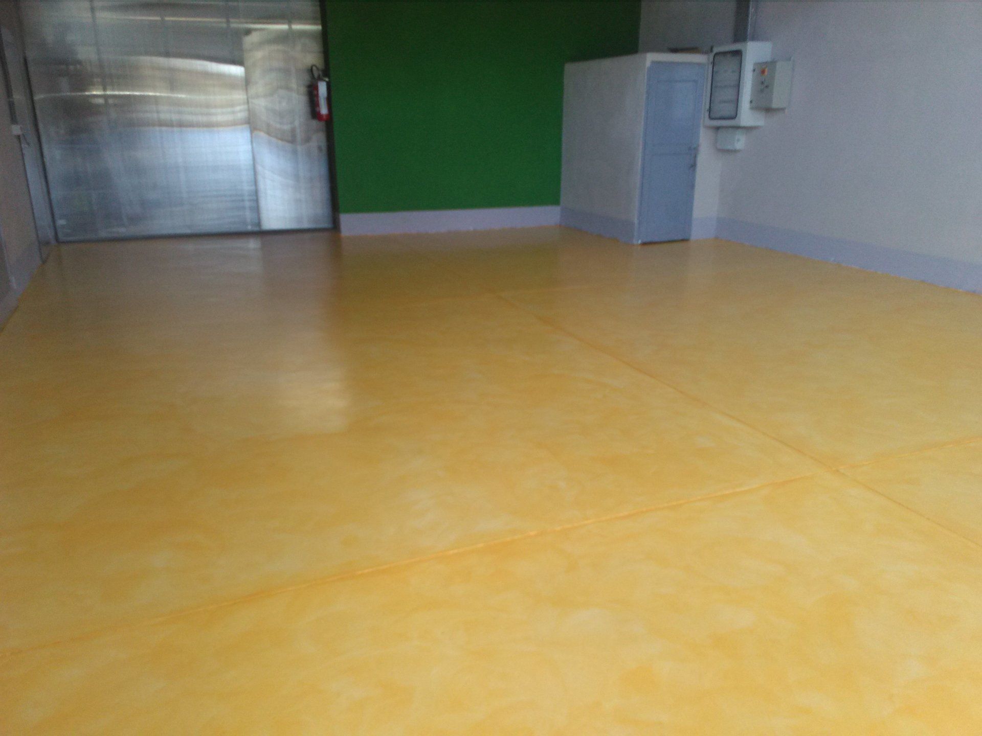 pavimento giallo lucido