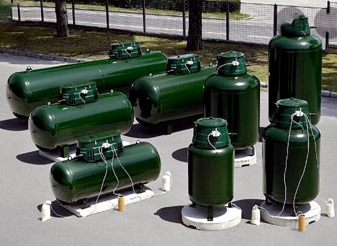 Il team Megagas al lavoro tra autobotti e serbatoi GPL