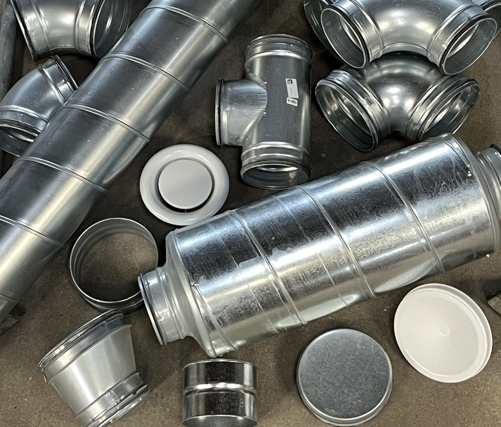 En flok metalrør og fittings på et bord