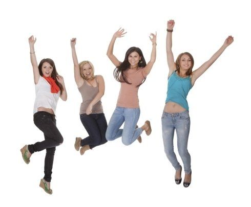 Quattro ragazze saltano per la felicità