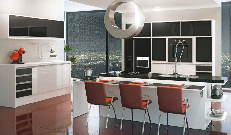 Cozinha planejada branca e preta