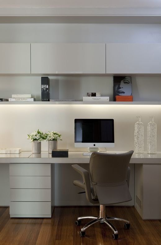 Escritório/ home office com móvel planejado branco