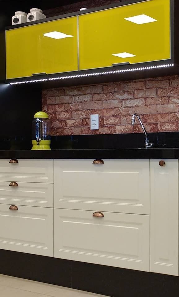 Cozinha planejada retrô branca com vidro amarelo