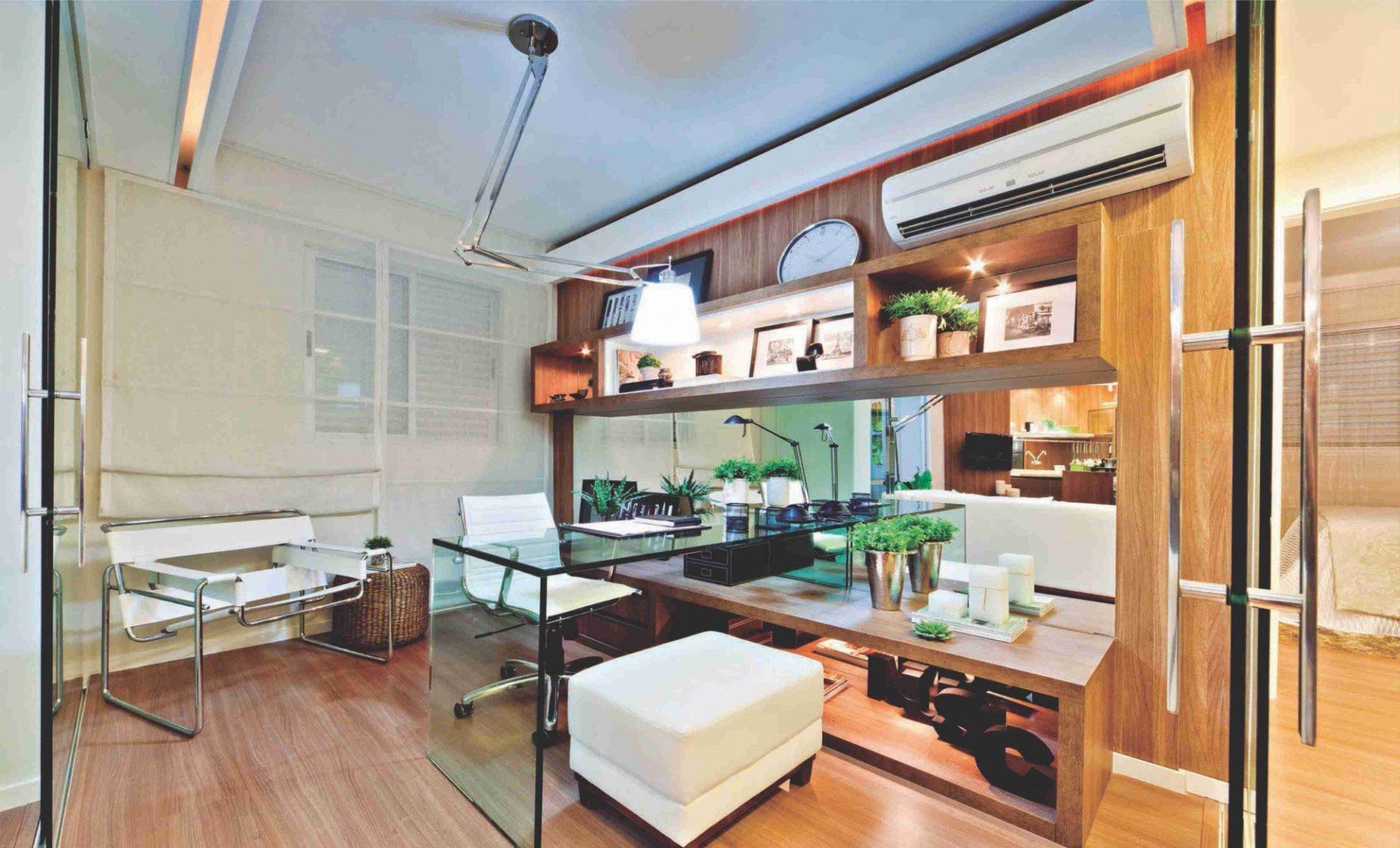 escritório e home office moderno com móveis planejados amadeirado