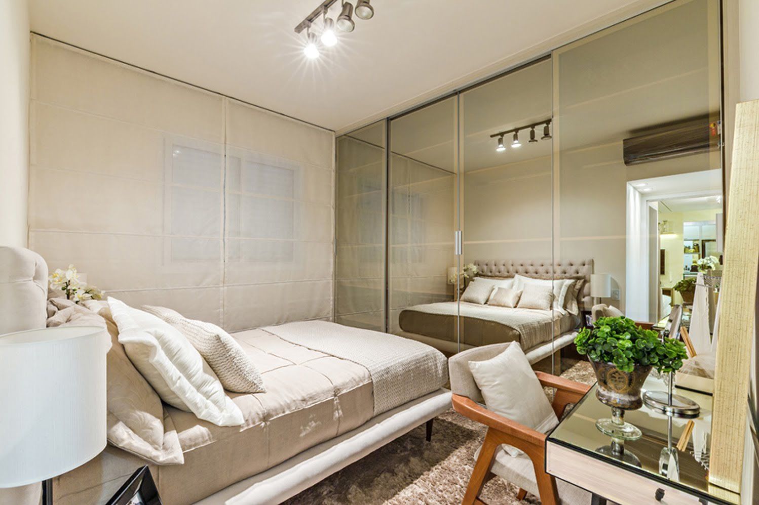 Armário com porta espelhada