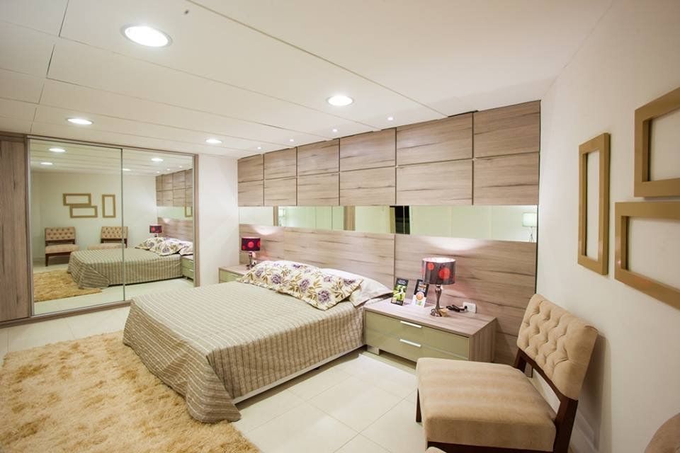 Quato de casal planejado com cabeceira de madeira e armário espelhado