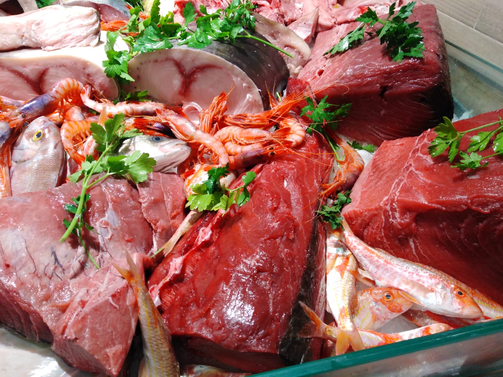 tranci di tonno e pesce spada con prezzemolo