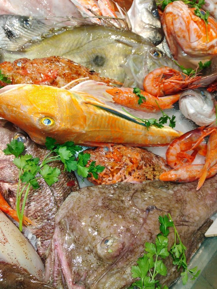 pesci freschi e gamberetti da cucinare