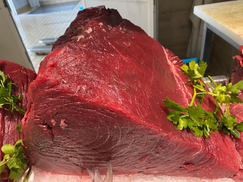 tonno fresco con rametto di prezzemolo