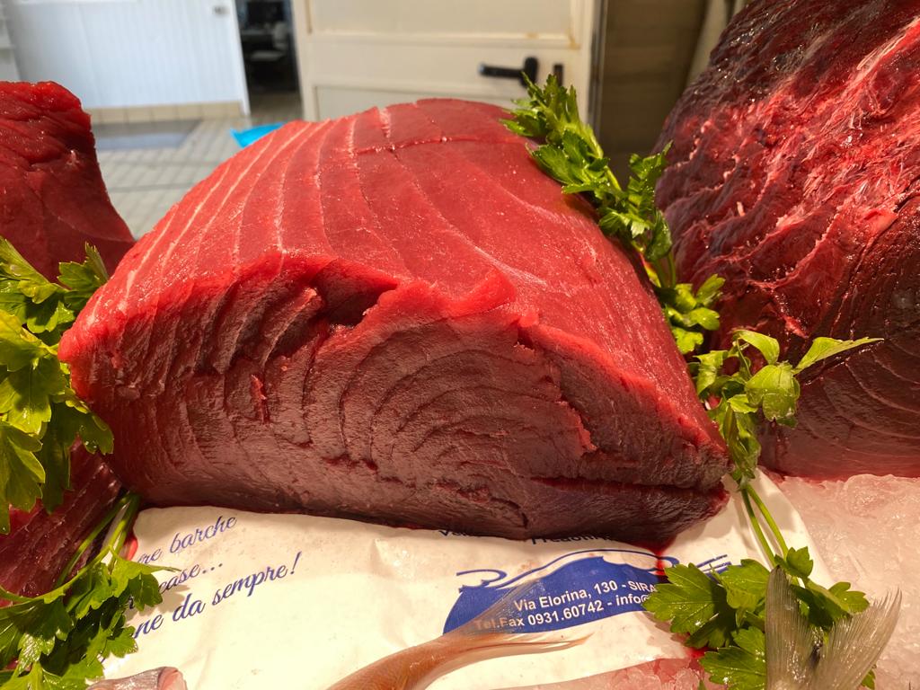 tonno fresco sul bancone di una pescheria