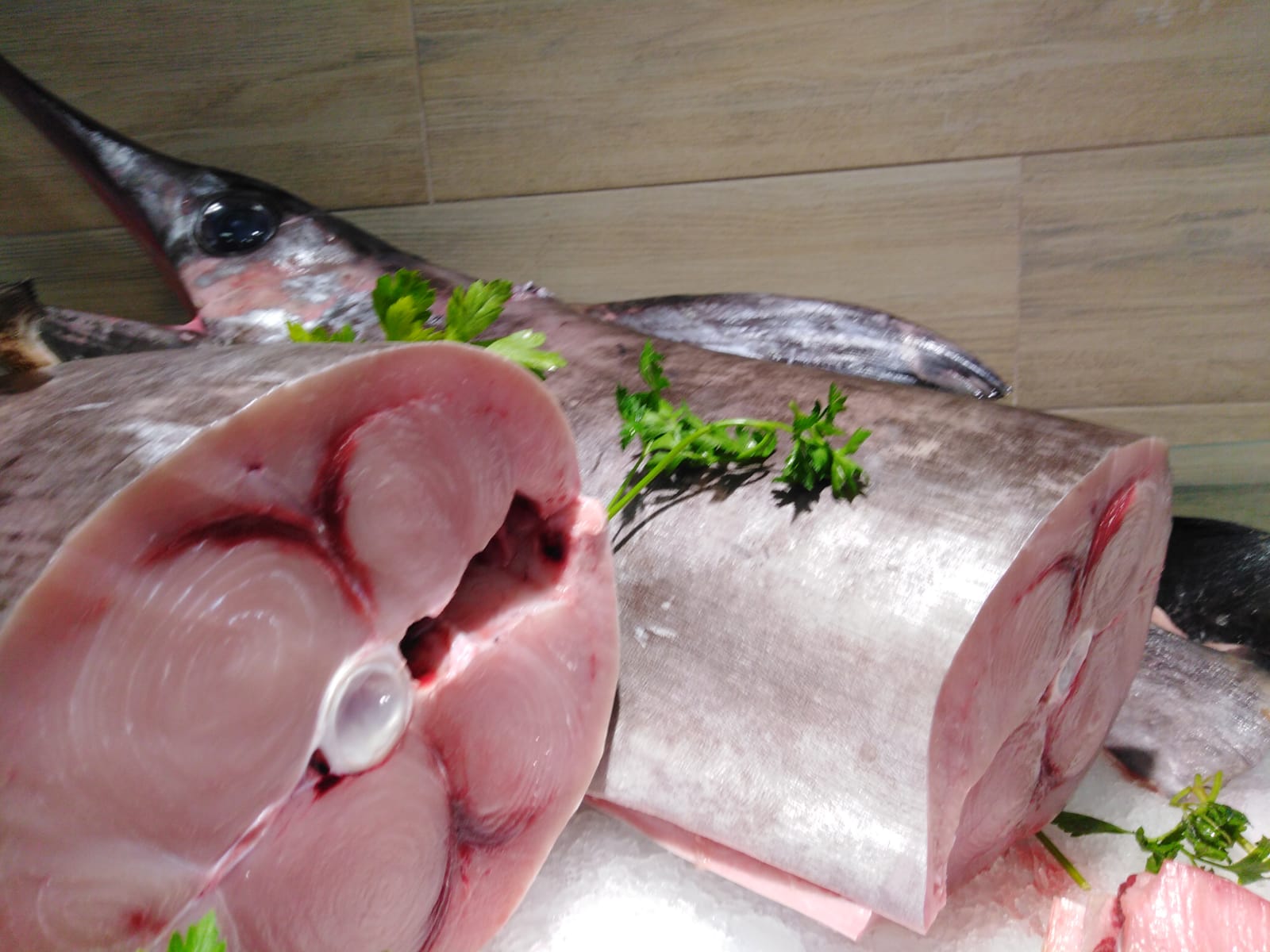 pesce spada sul banco di una pescheria