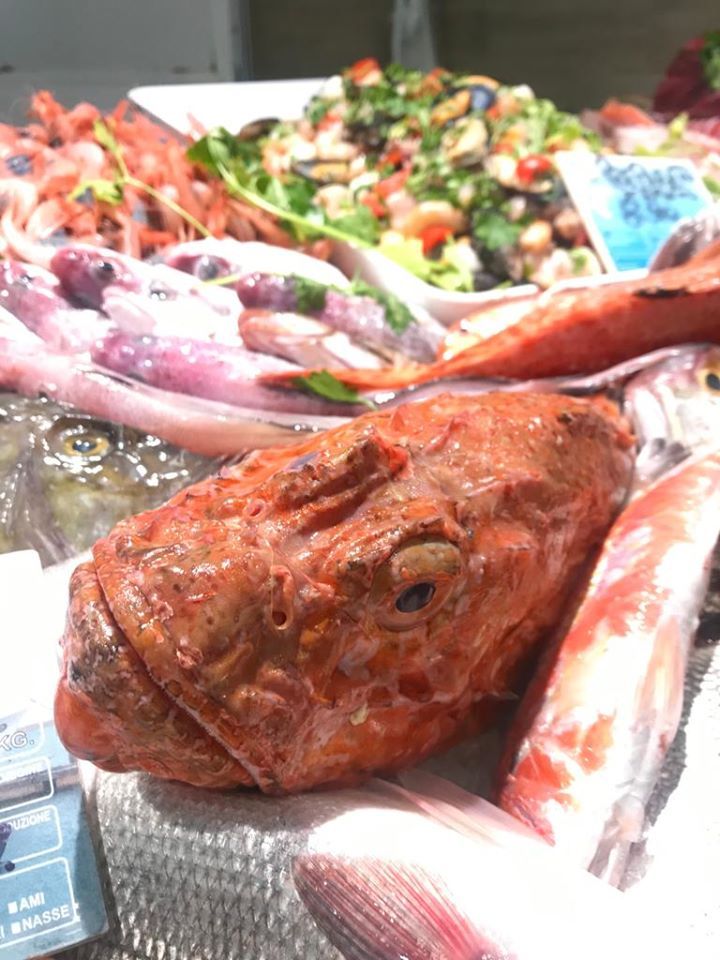 pesci sul bancone di una pescheria