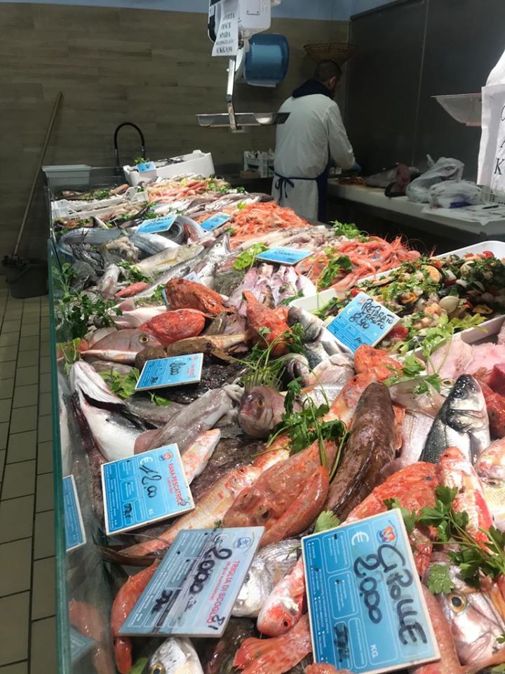 banco di una pescheria con pesce fresco