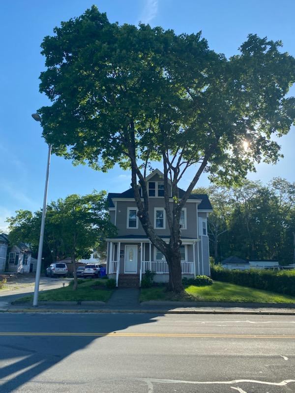 A house with the number 6 on the front of it