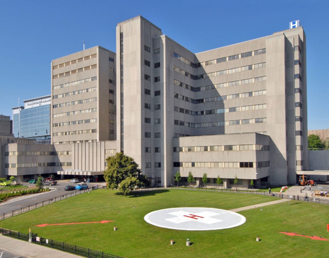 A large building with the letter h on top of it