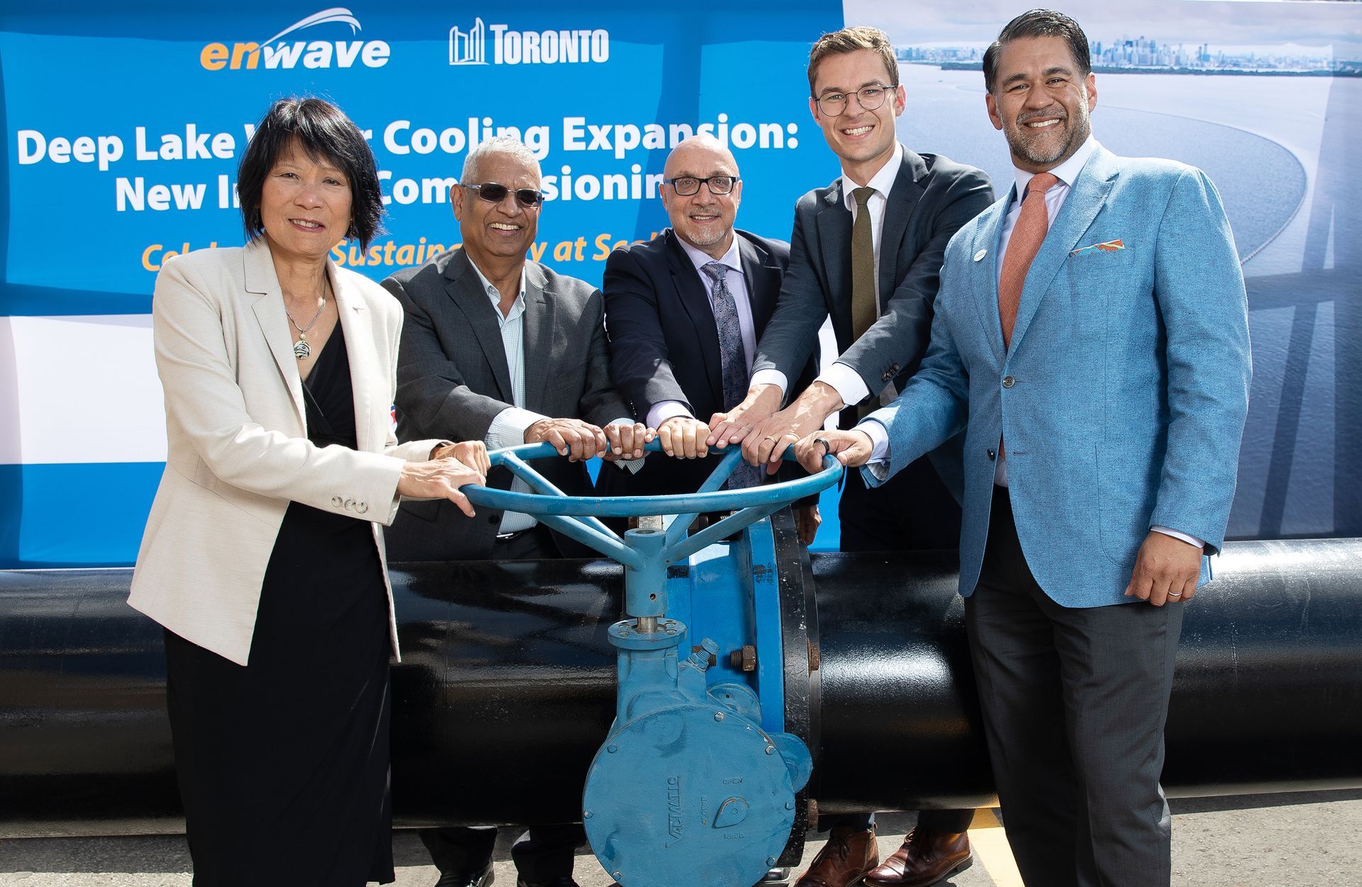 Left-right: Olivia Chow (Toronto Mayor), William Fernandes (Acting Deputy General Manager, Toronto Water), Lou Di Gironimo (General Manager, Toronto Water), Hon. Sam Oosterhoff (Associate Minister, Energy-Intensive Industries) and Carlyle Coutinho (CEO, Enwave Energy Corporation).