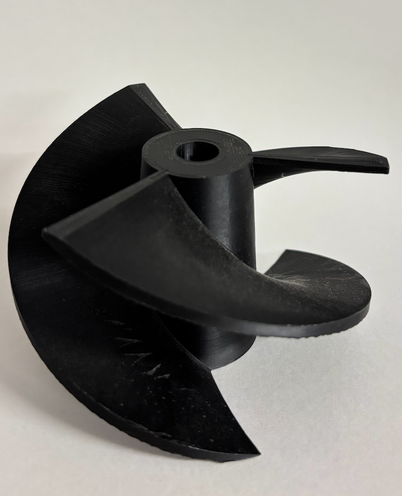 Een zwarte plastic propeller met een gat in het midden, voor een waterjet