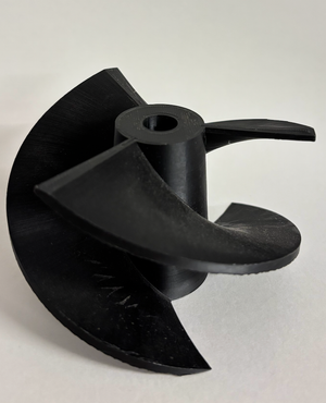 Een zwarte plastic propeller met een gat in het midden