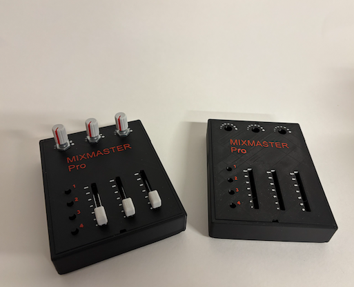 Twee zwarte dozen met de tekst Mixmaster Pro erop