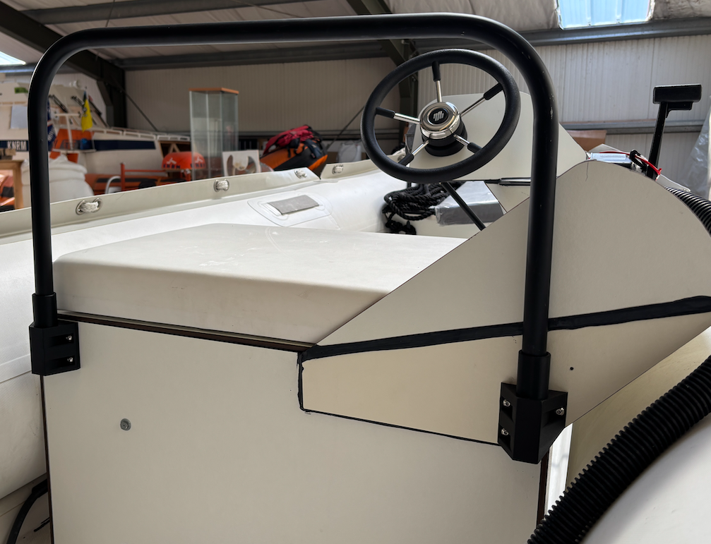 Een witte boot met een stuurwiel erop