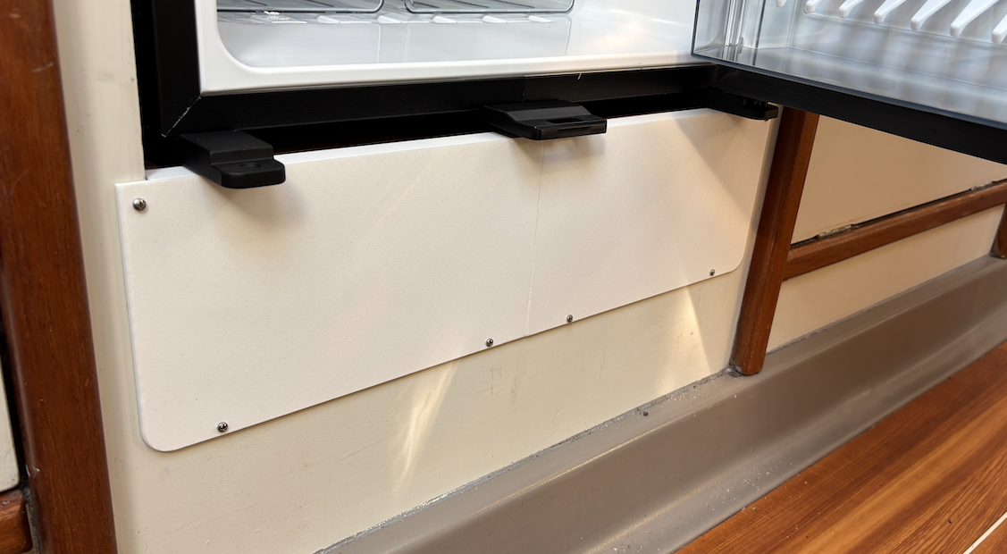 afdekplaat voor gat onder koelkast