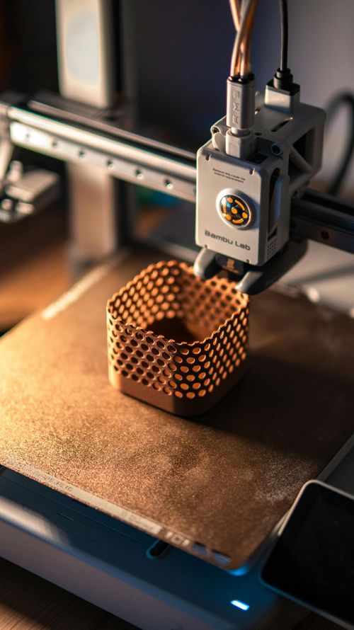 Een 3D-printer print een mandje op een tafel.