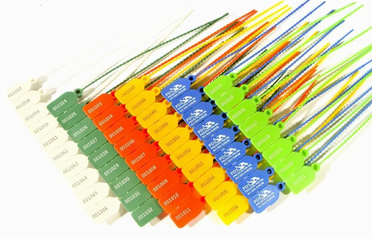 Precintos de seguridad de plástico de colores con etiquetas numeradas, dispuestos en fila.