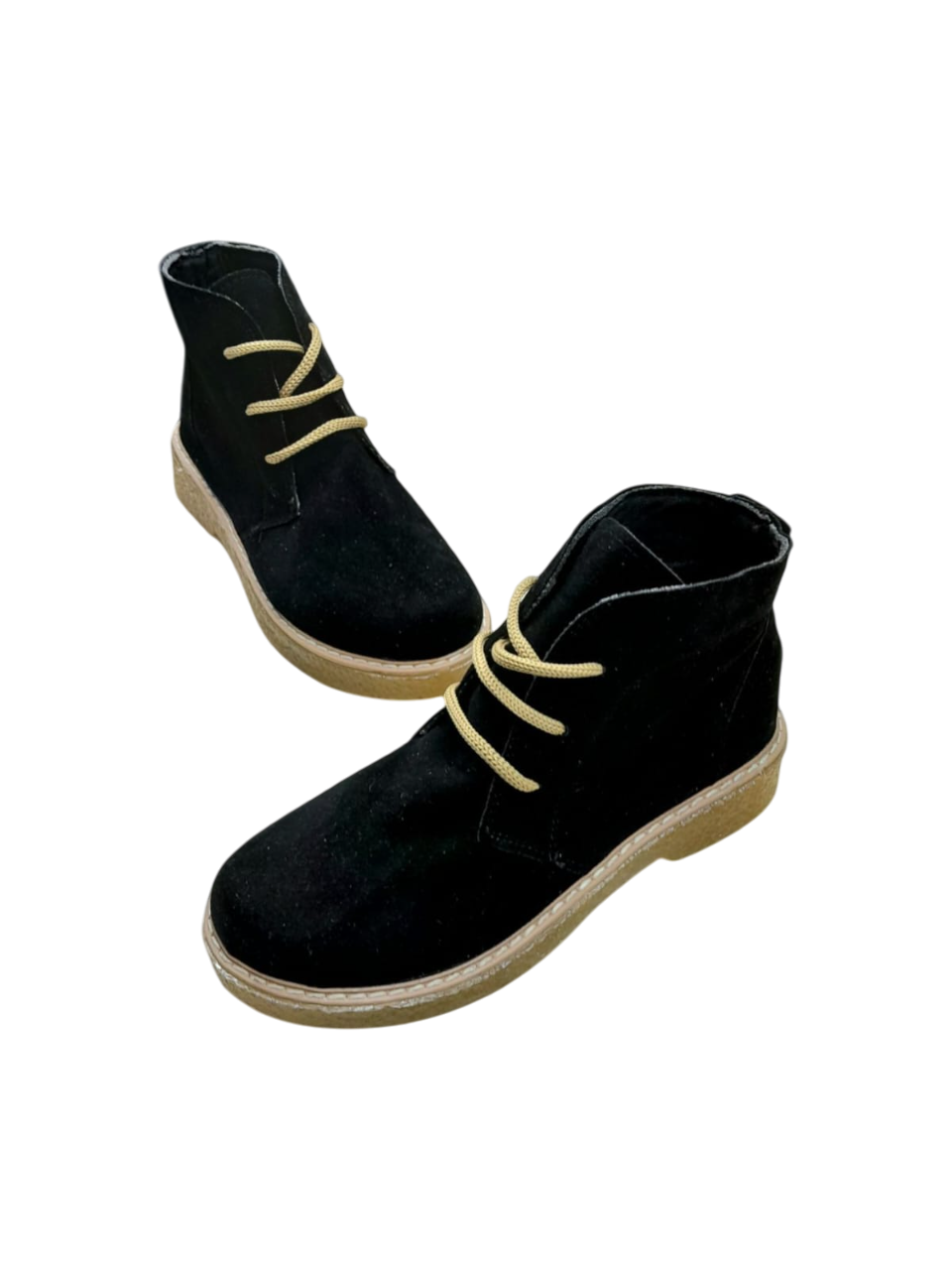 Botas chukka de ante marrón con cordones amarillos y suela marrón claro.