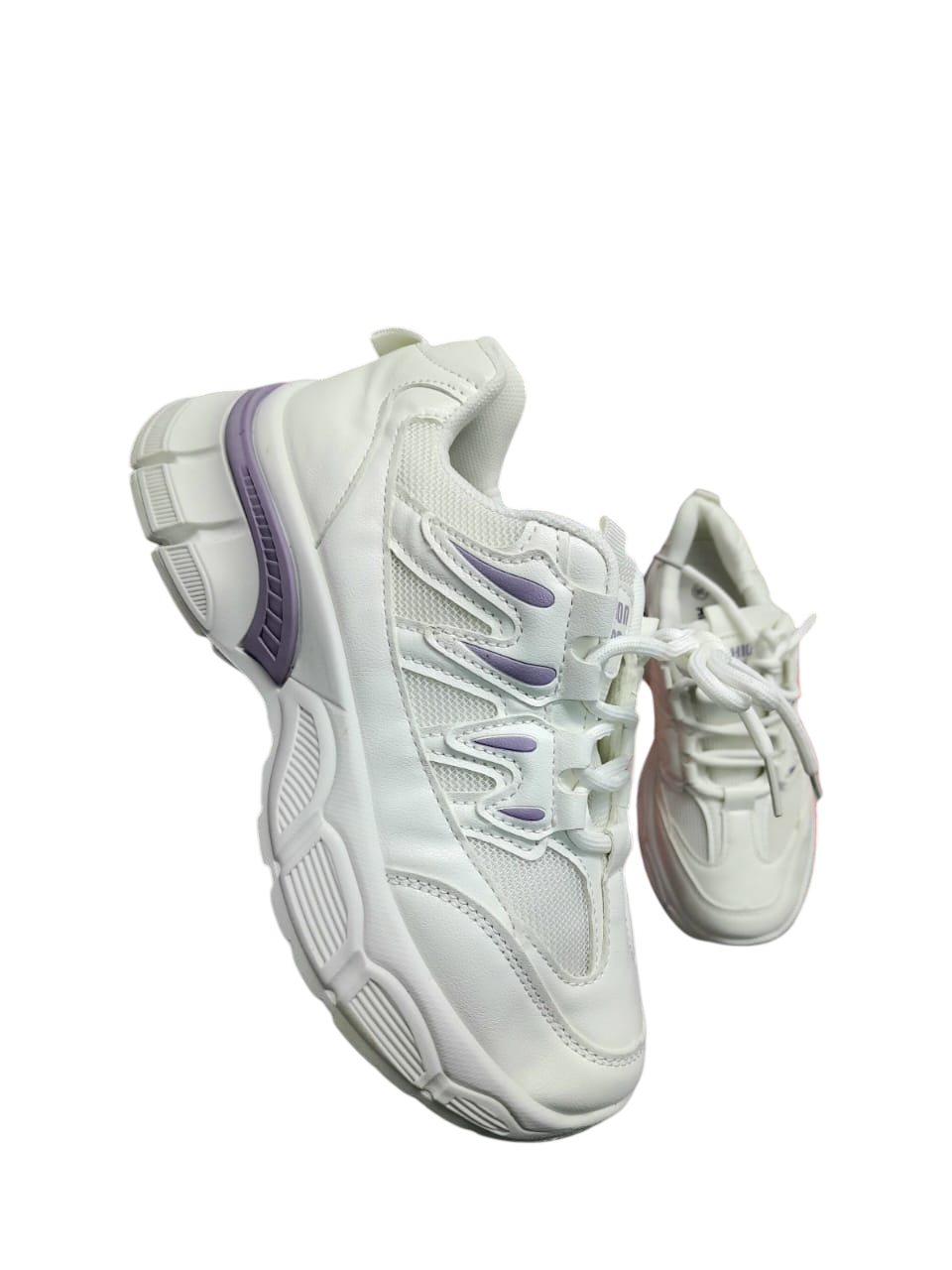 Zapatillas blancas con detalles morados, en ángulo sobre un fondo blanco.