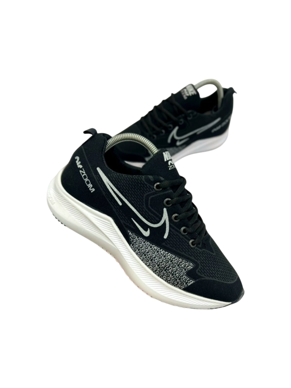 Zapatillas Nike para correr de color negro con detalles en blanco, en ángulo y con suela blanca.