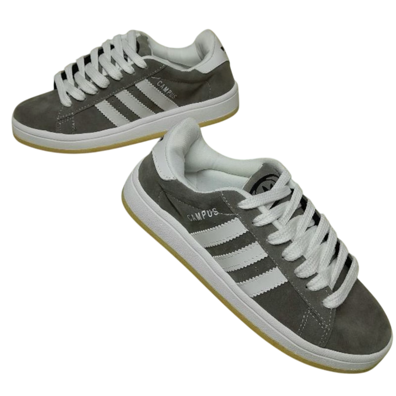 Zapatillas Campus en blanco y negro sostenidas en una mano, con rayas blancas y suela blanca.