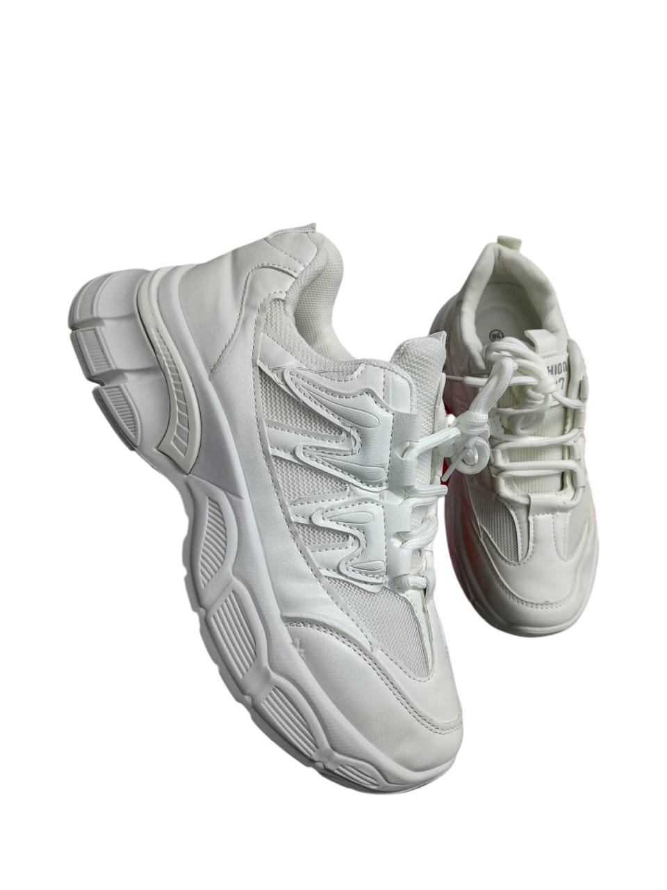 Zapatillas blancas con detalles morados, en ángulo sobre un fondo blanco.