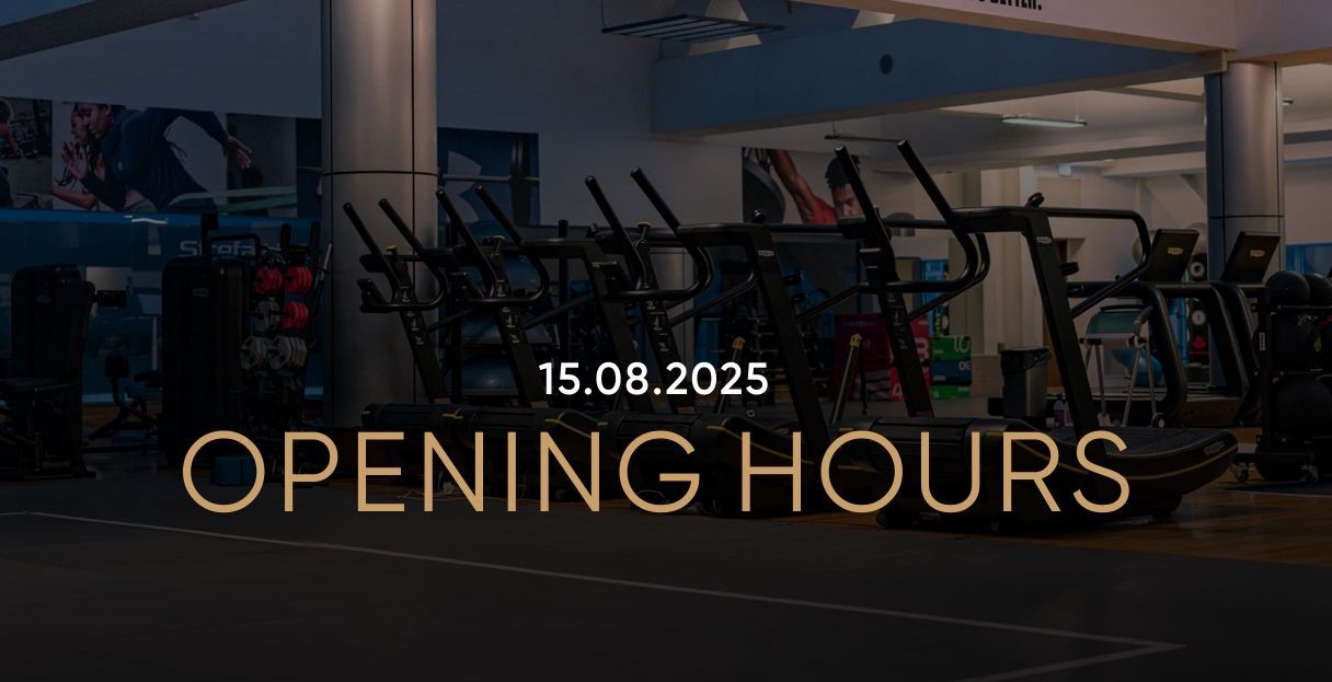 Siłownia z bieżniami i sprzętem fitness, informacja o godzinach otwarcia 15.08.2025