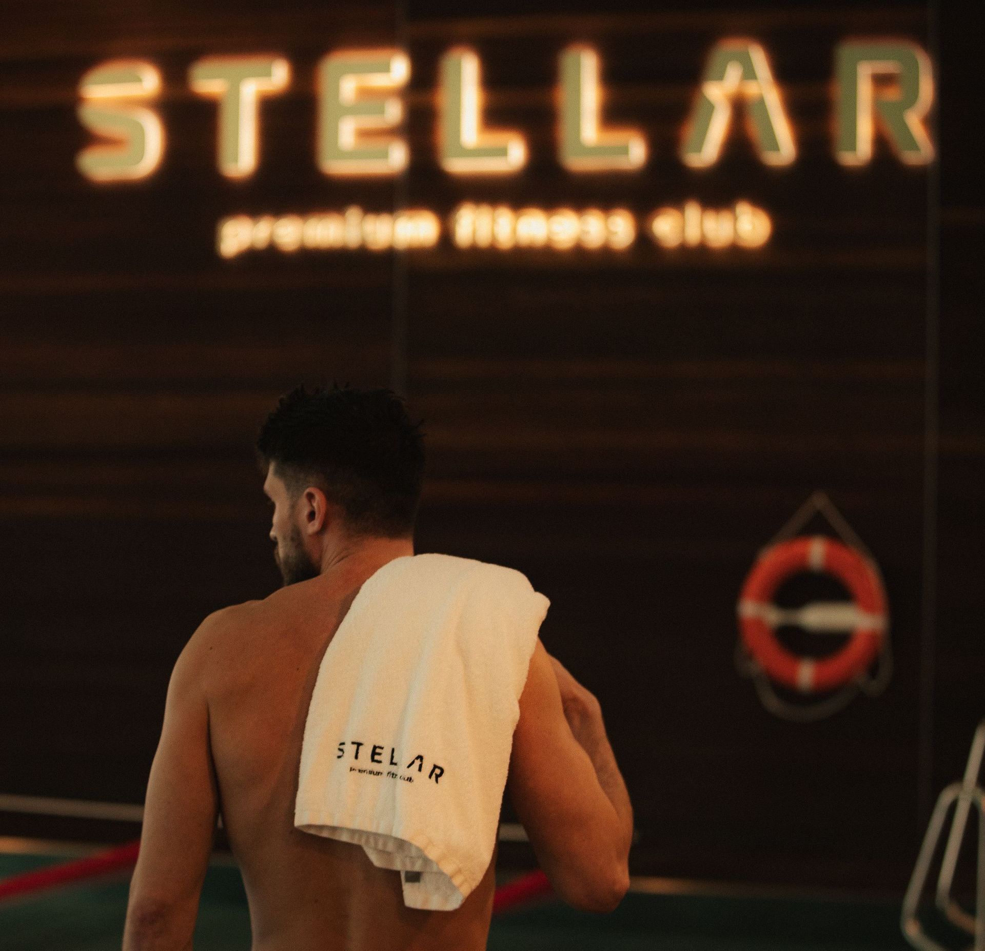 mężczyzna w klubie fitness premium stellar w częsci z basenem