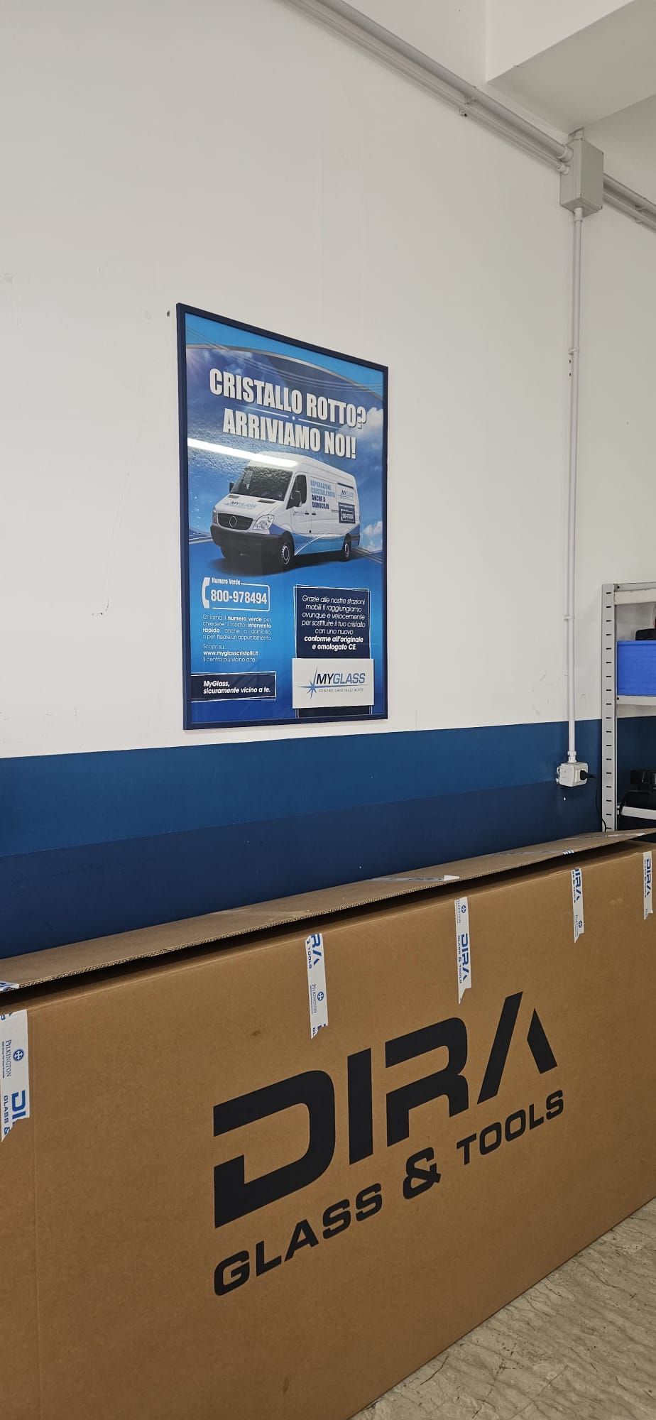Un poster automobilistico blu e bianco con il logo