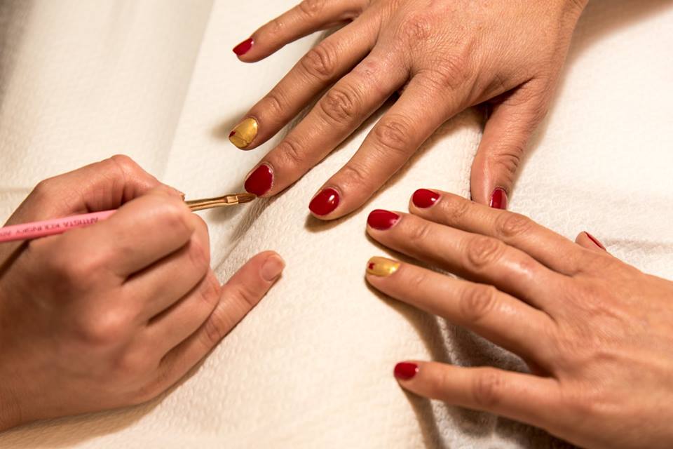 applicazione di smalto rosso semipermanente