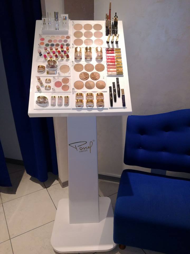espositore di trucchi