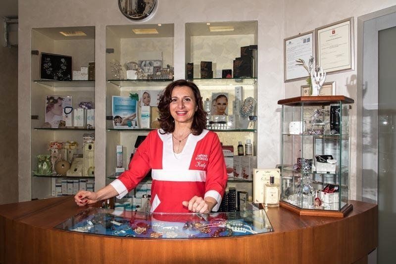 estetista dietro a un bancone