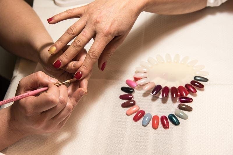 applicazione smalto su unghie delle mani