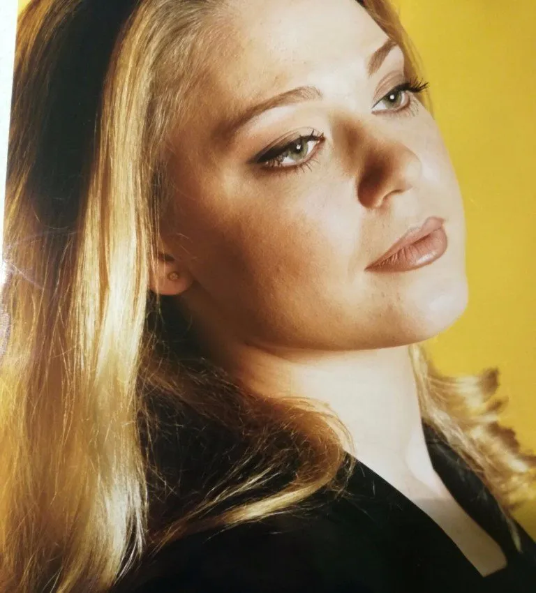 ragazza con make up nude